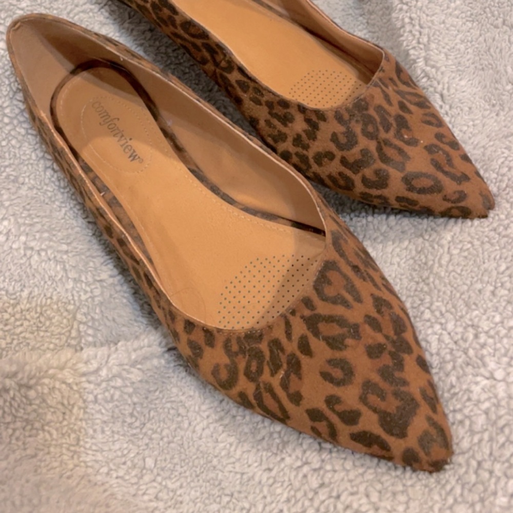 Leopard print pointy toed flats, size 11